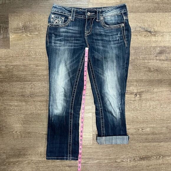 Miss Me Easy Capri Dark Wash Flap Pockets Embellished Size 26 - Picture 6 of 6